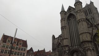 ゲントの中心部にある大きな教会