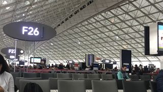 パリの玄関！コワーキングスペースは充実ですが、ターミナルによってトランジットが退屈かも