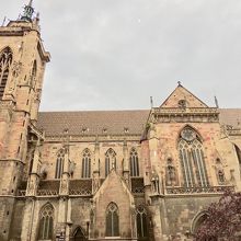 右端の屋根の上が巣?