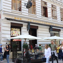 歩き始めてすぐにあるデメル