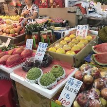 桃の値段にビックリ・・高かったです。