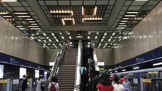 とても綺麗な地下鉄駅でホームも立派でした