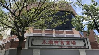 1階は食料品が多め・・2階は布屋さん？日曜日で開いていなかった