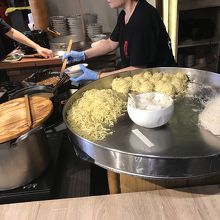 入り口・実演風の料理風景