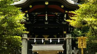 源頼朝を祀る「白旗神社」