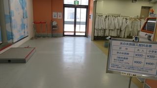 氷詰めになった魚の展示施設