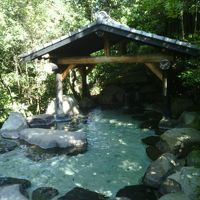 木立の中の露天風呂