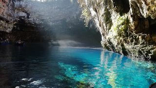 メリッサニ洞窟