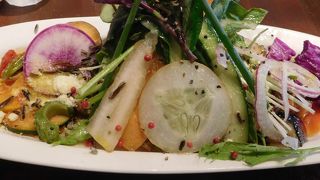 野菜がワイルドに盛り付けられたメニュー