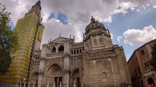 大聖堂を出るとある広い広場です！塔が奇麗に見あるはずですが、残念ですが改装中でした