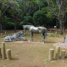 お馬の彫像
