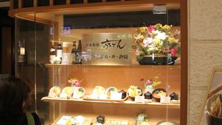 9つに仕切られた箱に詰められていました