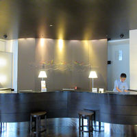 ロビーに入ると左手すぐにフロントデスク、透明感がありますね