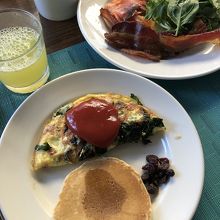 盛りだくさんの朝食ビュッフェ