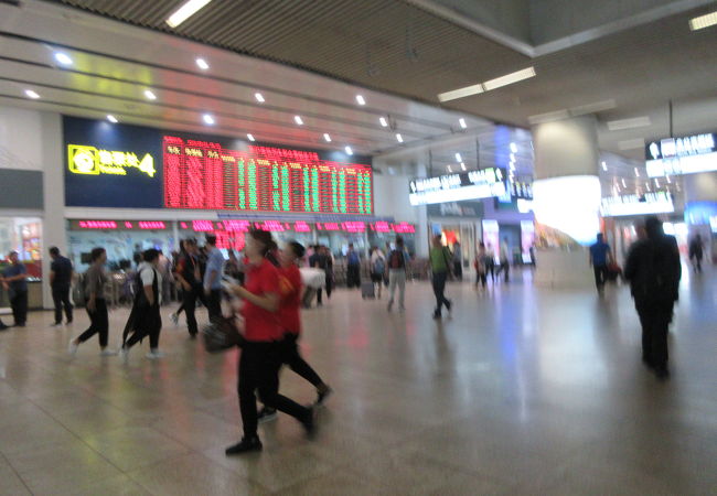 広い駅　高速鉄道の始発駅