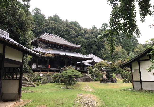 山の辺の道北コースの途中にあります。