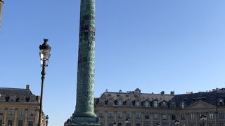 回りは高級ホテルやブティックがあります