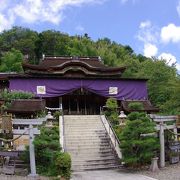 かわらけ投げが有名な神社