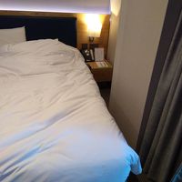 部屋が狭いのはいいとしてベッドの右が狭すぎ２人では大変