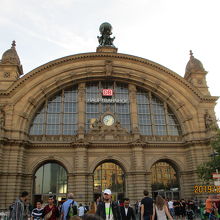 この前にはトラムが走っています