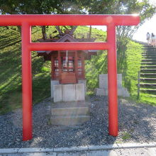 隣接して小さな祠があります