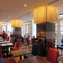 店内はなかなか気品を感じるデザインです