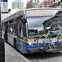 車体の前部に乗客の自転車を載せておける装置があった