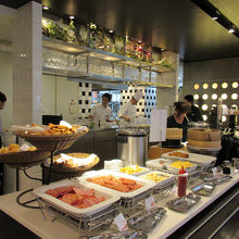 こちらがメインのブッフェ台