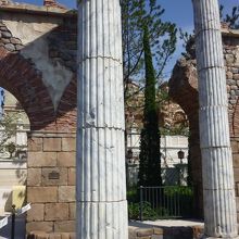 ギリシャ調のモニュメントの前に列を作ります