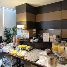 飲みもの・シリアル・フルーツのブッフェ台