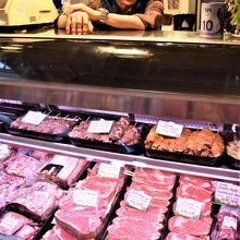 肉屋のおじさんとその店頭