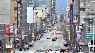 何路線ものバスが走り、ホテル、カフェなどが多いメインストリートだった