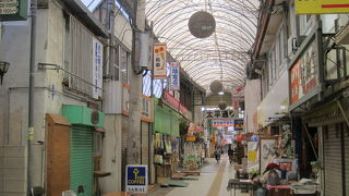 レトロな雰囲気が漂う商店街