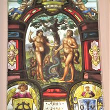 入口裏の上部にあるステンドグラス