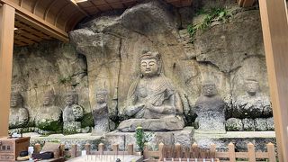 奈良時代の石仏が現存しています