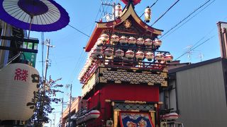 絢爛豪華な屋台が勢揃い