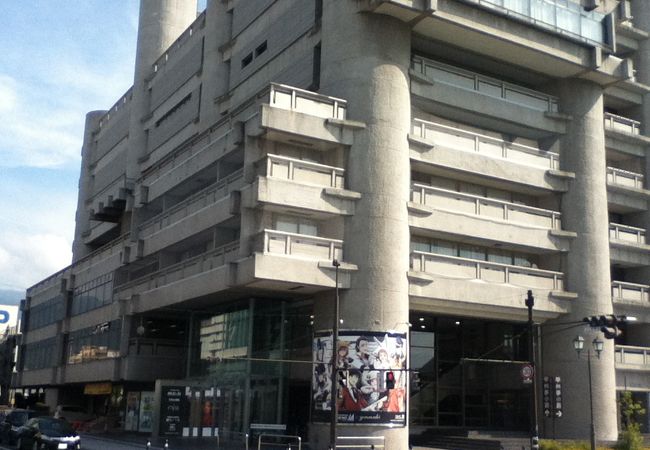 甲府駅北東のユニークな建物