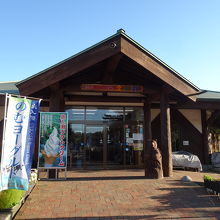 物産館の建物は大きなログハウス