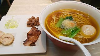 枯節をサイフォンで抽出した淡白ラーメン