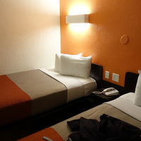 お部屋は明るい色だけどベットが硬め