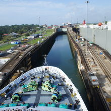 パナマ運河第一の海門へ