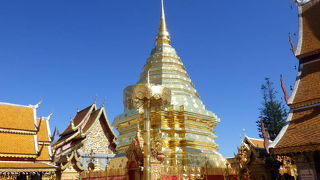 金色の仏塔が眩いばかりに輝いていてとても綺麗