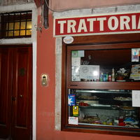 客室の建物への入口（左のドア）