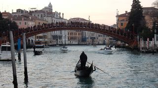 ヴァポレットの船着き場そば。ベネチアの美しい景色が撮影できる橋