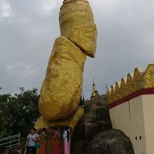 微妙なバランスで重なって鎮座する岩