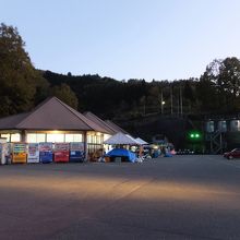 売店施設とトンネルの入り口