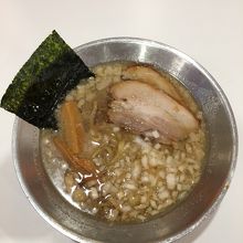 素敵などんぶりで提供されるラーメン