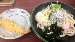 松山駅改札の横で列車待ちの食事に便利
