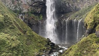 華厳の滝全体の姿が見えます。