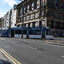 路面電車も走る通り